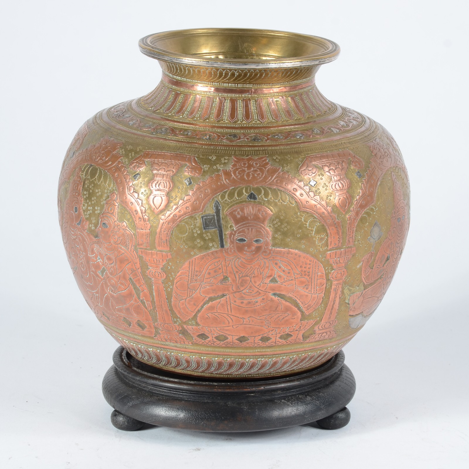 Vaso de bronze indiano ricamente trabalhado com figuras típicas, base... - foto 1 de 6