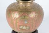 Vaso de bronze indiano ricamente trabalhado com... - Vaso de bronze indiano ricamente trabalhado com figuras típicas, base de madeira. Assinado Vanuntachari.