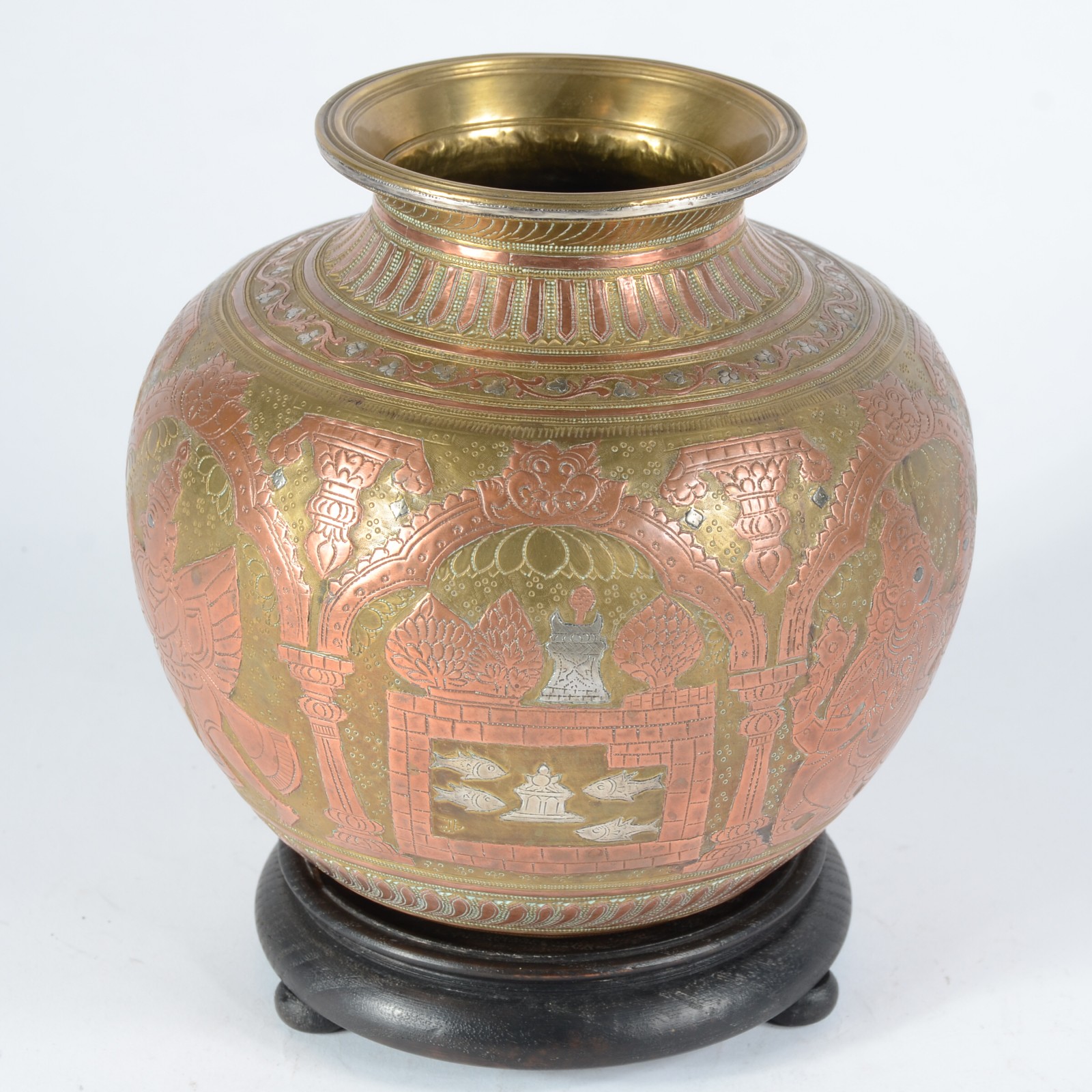 Vaso de bronze indiano ricamente trabalhado com figuras típicas, base... - foto 2 de 6