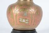Vaso de bronze indiano ricamente trabalhado com... - Vaso de bronze indiano ricamente trabalhado com figuras típicas, base de madeira. Assinado Vanuntachari.