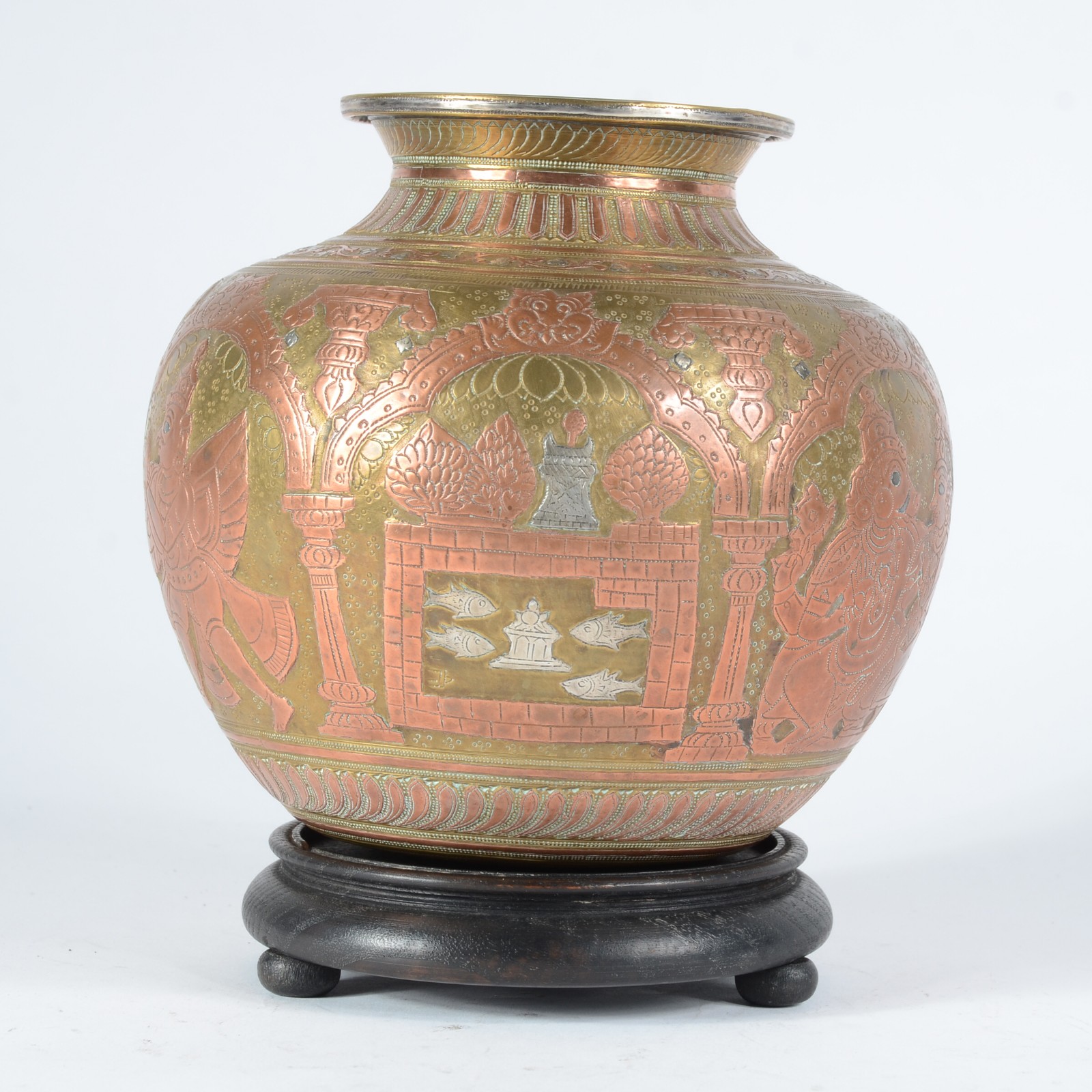 Vaso de bronze indiano ricamente trabalhado com figuras típicas, base... - foto 3 de 6