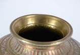 Vaso de bronze indiano ricamente trabalhado com... - Vaso de bronze indiano ricamente trabalhado com figuras típicas, base de madeira. Assinado Vanuntachari.