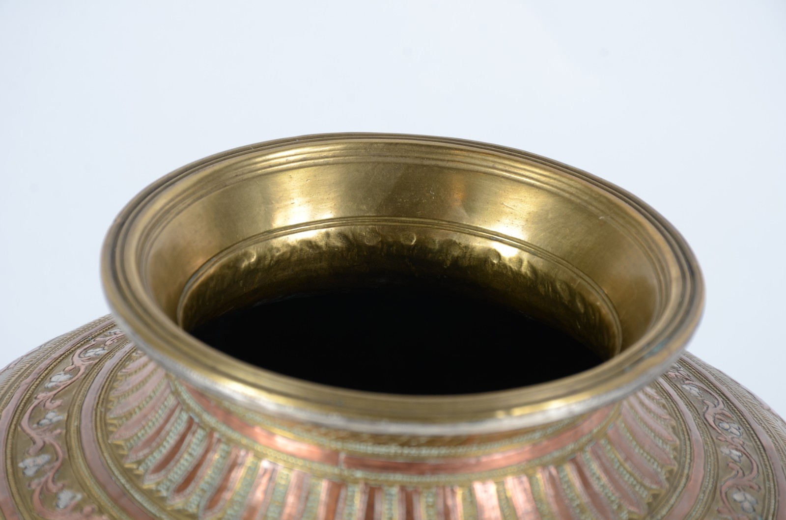 Vaso de bronze indiano ricamente trabalhado com figuras típicas, base... - foto 4 de 6