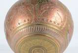 Vaso de bronze indiano ricamente trabalhado com... - Vaso de bronze indiano ricamente trabalhado com figuras típicas, base de madeira. Assinado Vanuntachari.