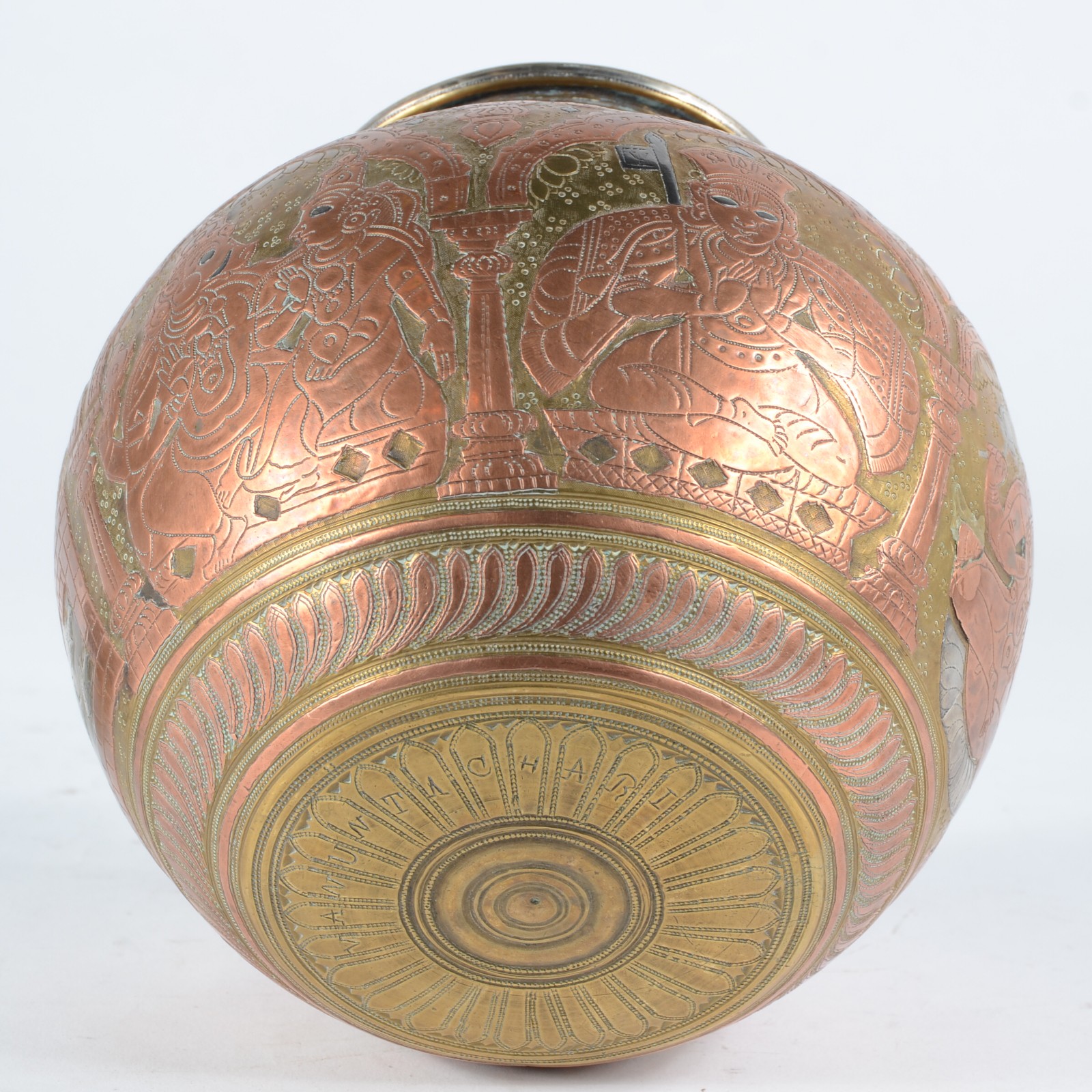 Vaso de bronze indiano ricamente trabalhado com figuras típicas, base... - foto 5 de 6