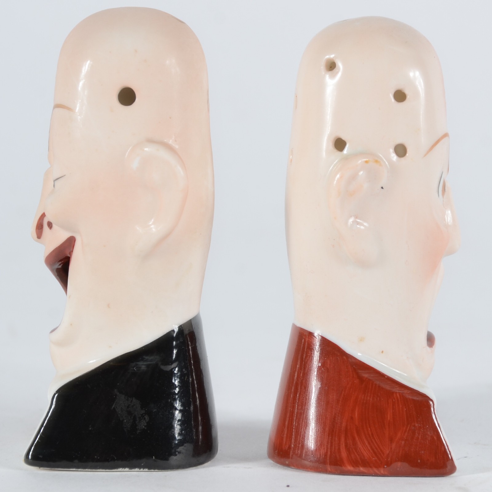 Par de paliteiros de porcelana policromada na forma de rostos... - foto 4 de 5