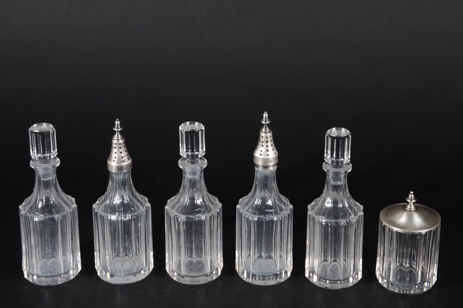 Conjunto com 3 galhetas, 2 polvilhadores e uma caixa pequena de... - foto 2 de 9