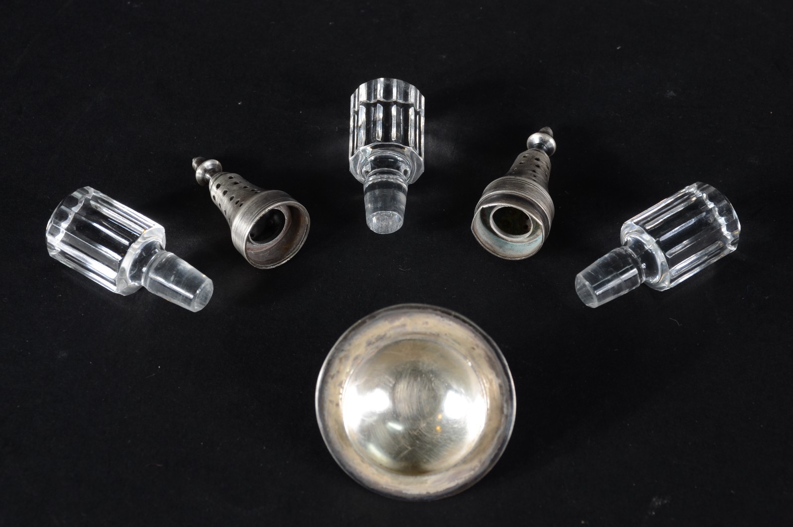 Conjunto com 3 galhetas, 2 polvilhadores e uma caixa pequena de... - foto 6 de 9