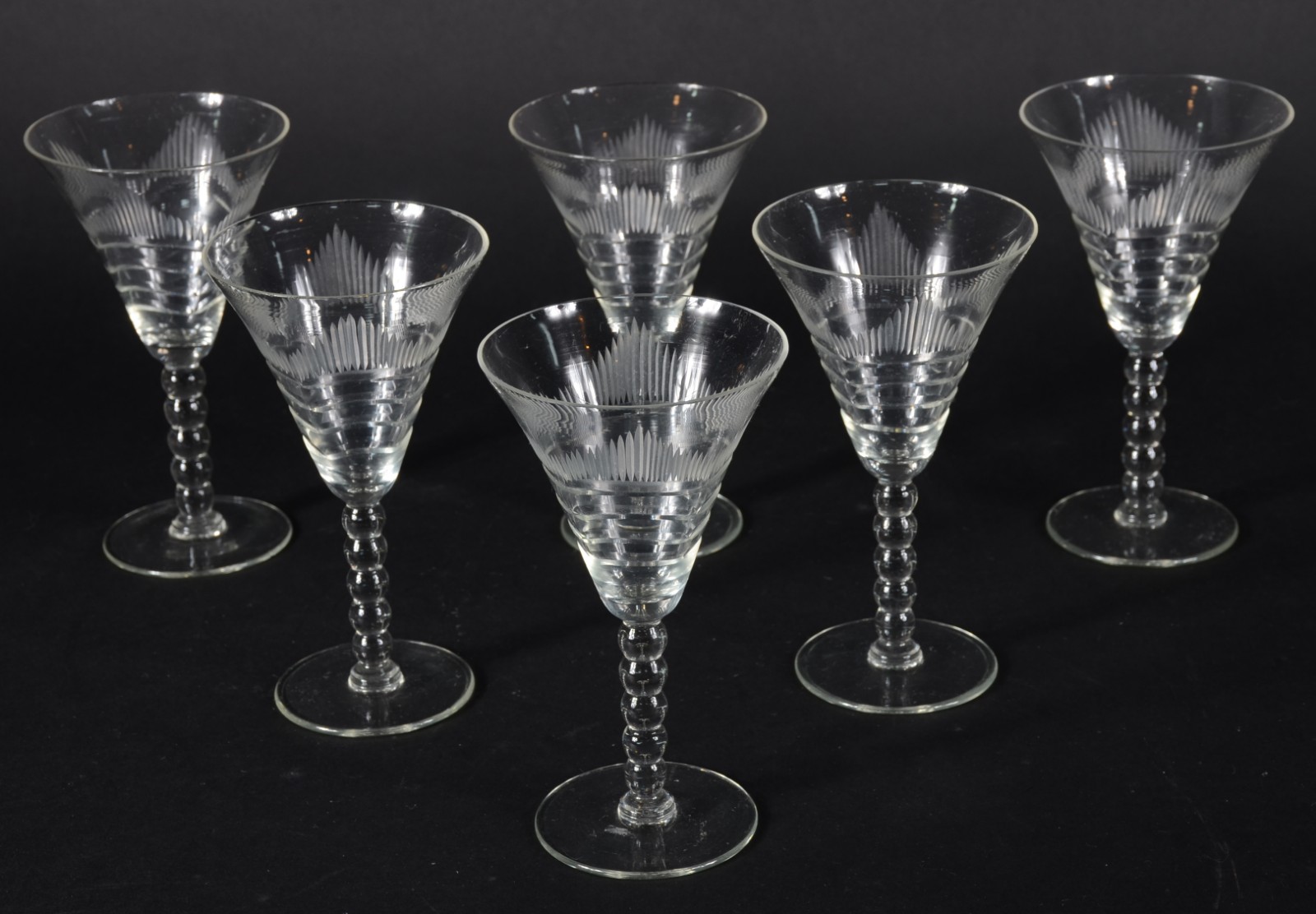 Conjunto com seis taças para vinho de cristal lapidado. - foto 1 de 5