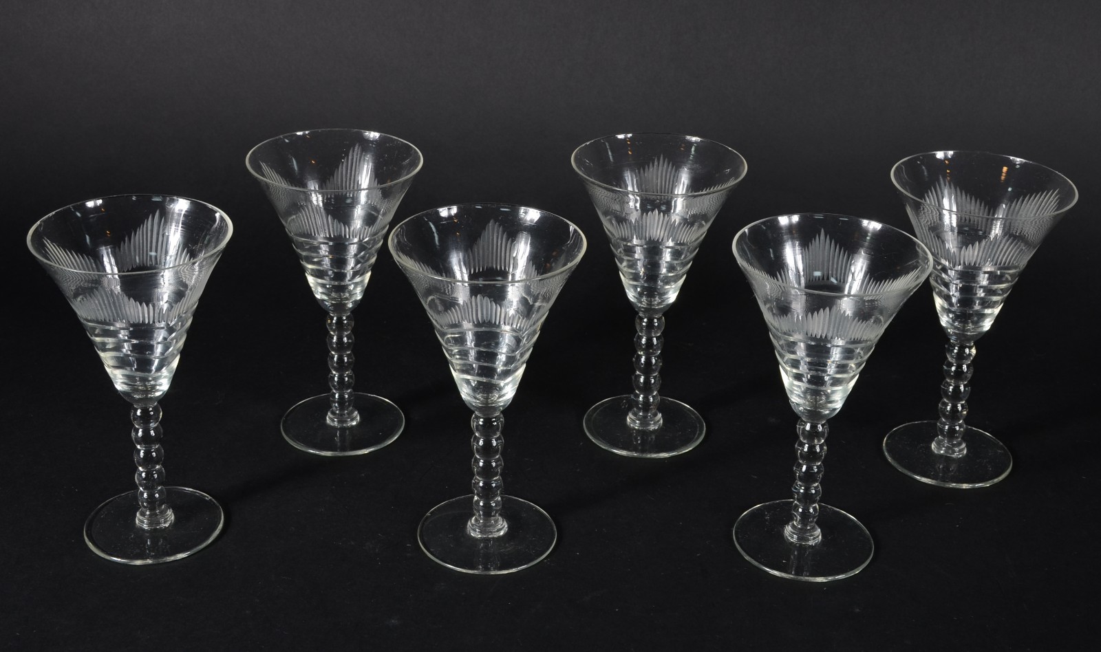 Conjunto com seis taças para vinho de cristal lapidado. - foto 2 de 5