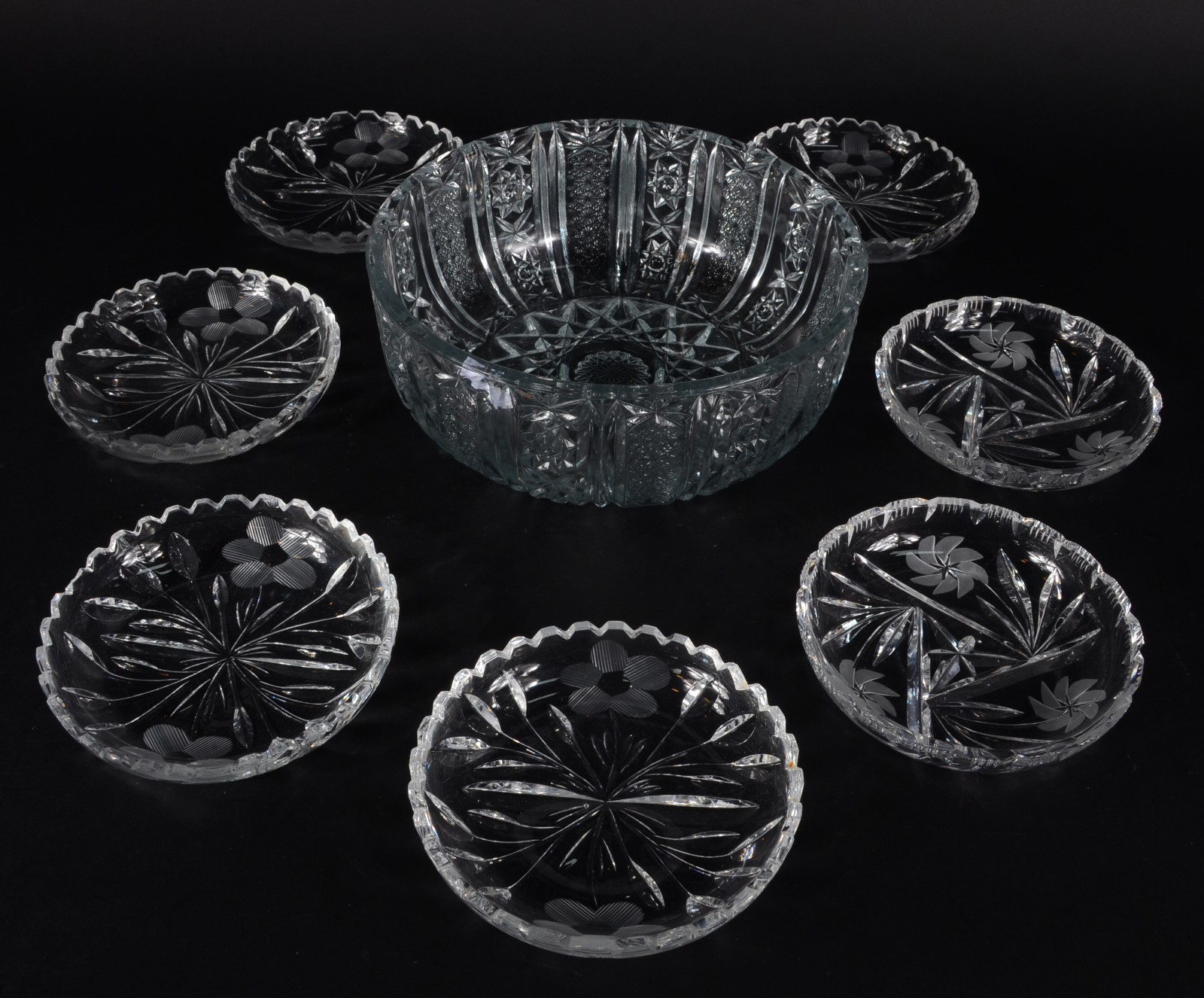 Conjunto de saladeira com 7 pratinhos de cristal lapidado. - foto 2 de 11