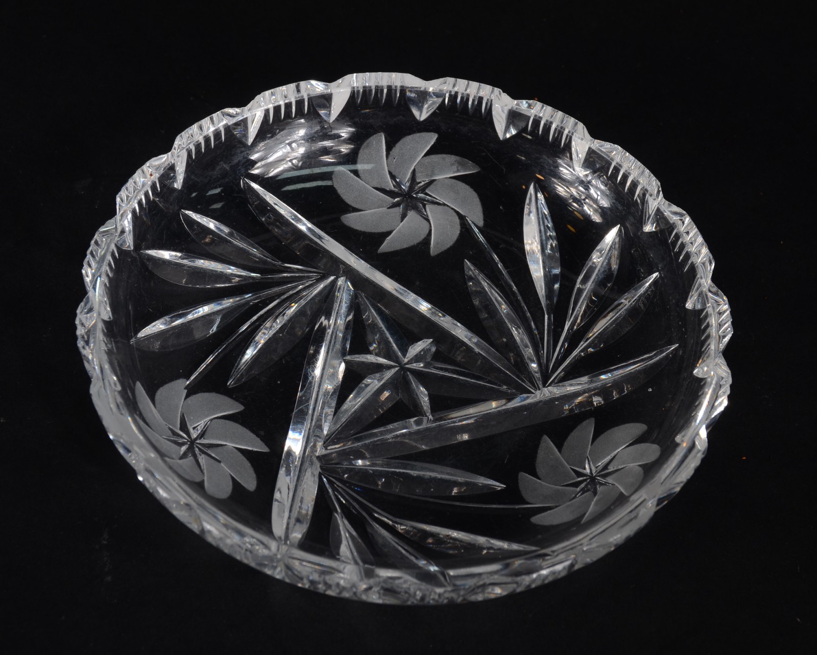 Conjunto de saladeira com 7 pratinhos de cristal lapidado. - foto 5 de 11