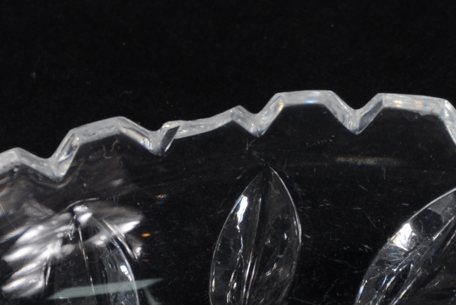 Conjunto de saladeira com 7 pratinhos de cristal lapidado. - foto 7 de 11