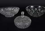 Três peças diversas de cristal lapidado, sendo:... - Três peças diversas de cristal lapidado, sendo: bomboniere, fruteira e bowl.