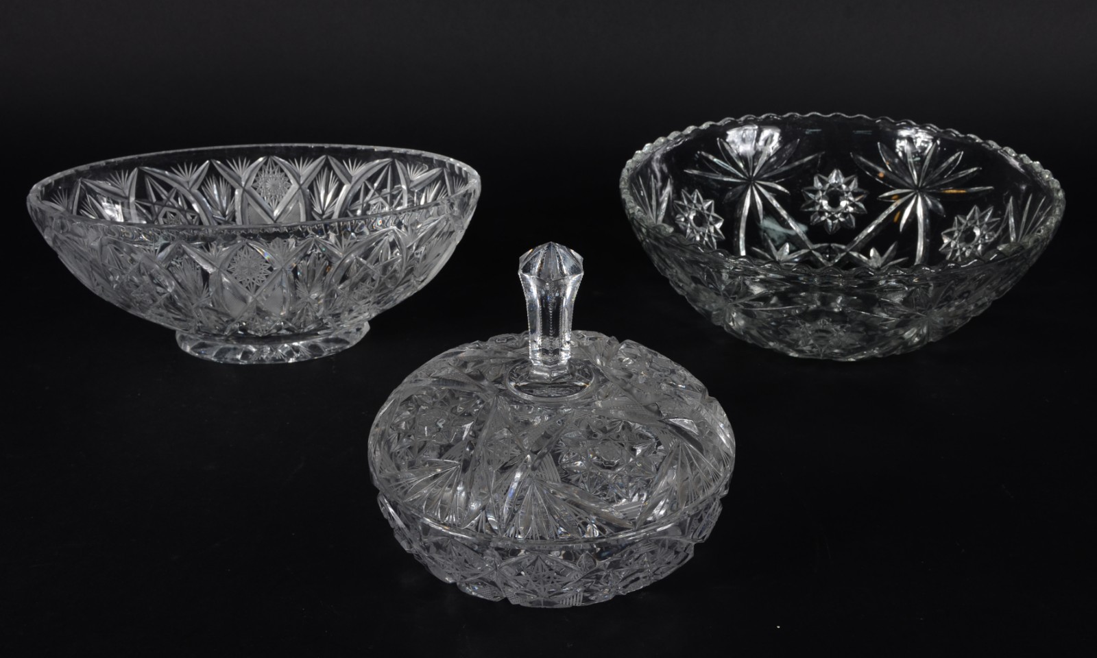 Três peças diversas de cristal lapidado, sendo: bomboniere, fruteira... - foto 1 de 6