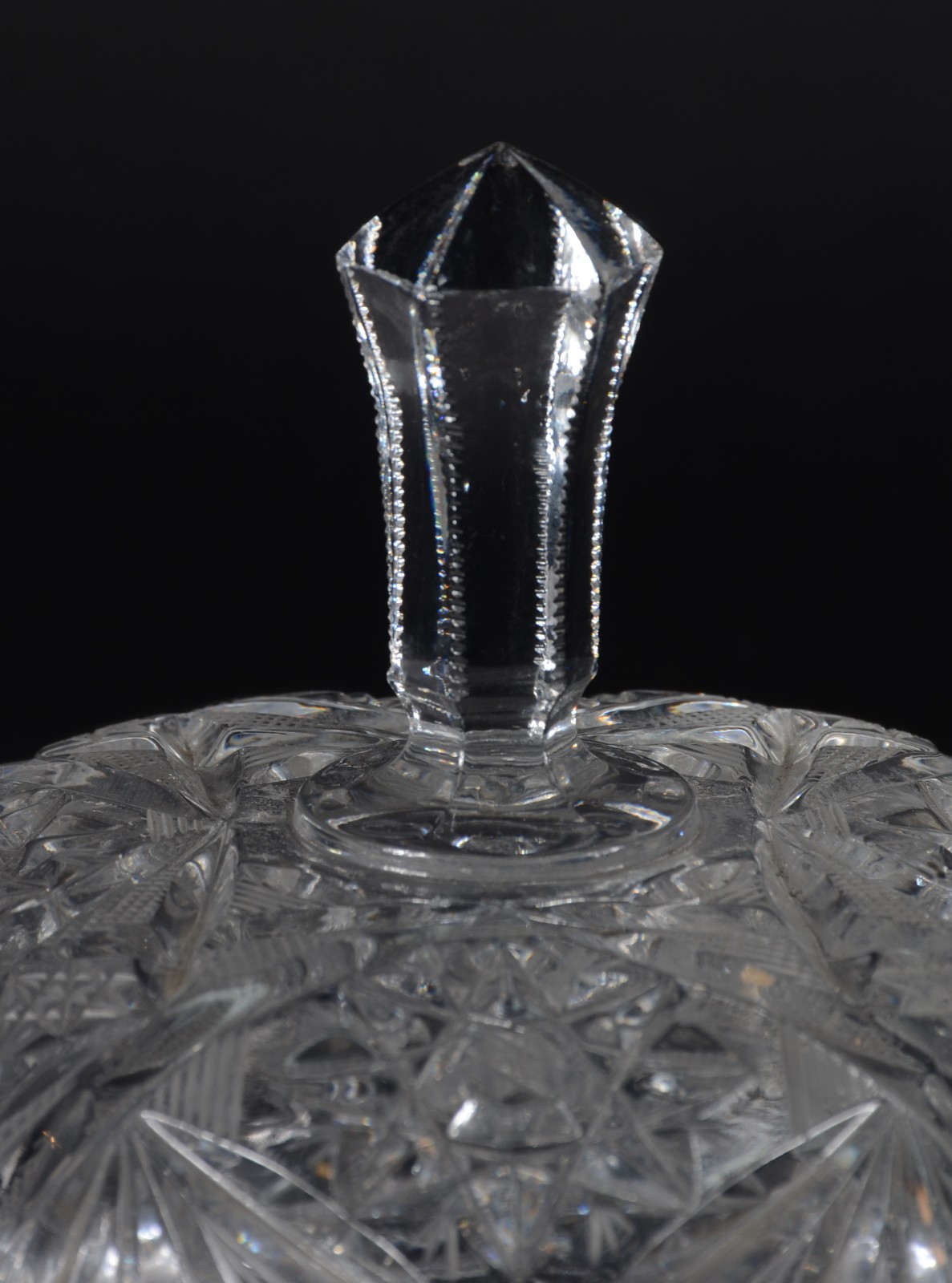 Três peças diversas de cristal lapidado, sendo: bomboniere, fruteira... - foto 5 de 6