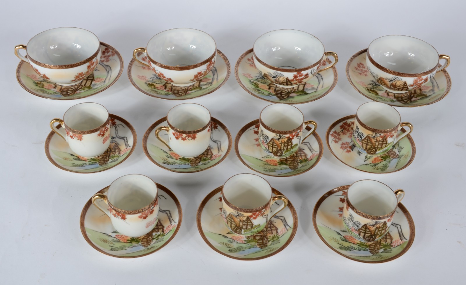 Conjunto com 4 xícaras de chá com pires e 7 xícaras de café com pires... - foto 1 de 6