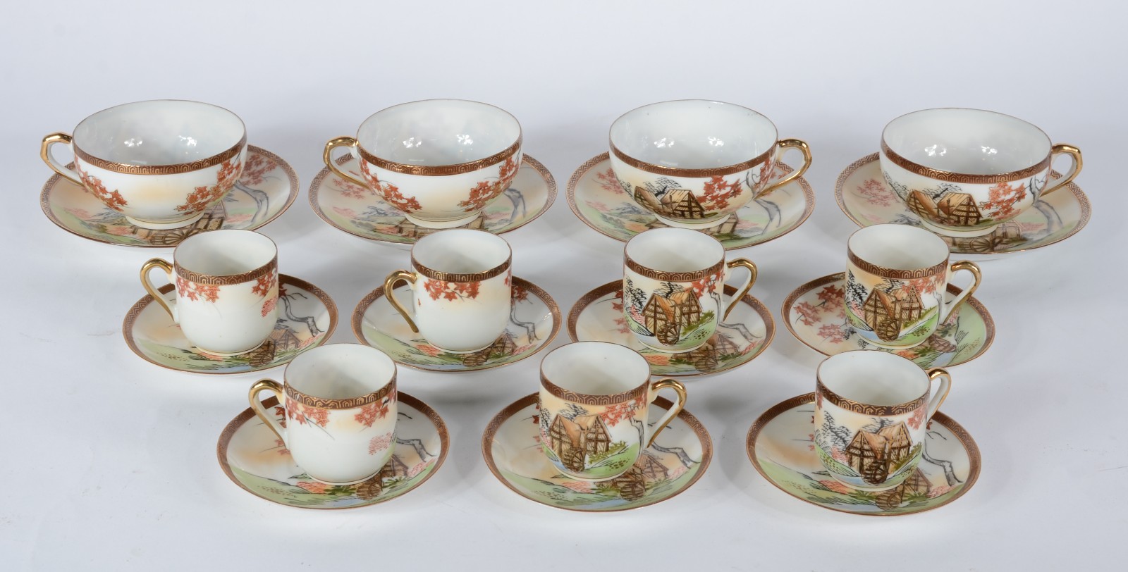 Conjunto com 4 xícaras de chá com pires e 7 xícaras de café com pires... - foto 2 de 6
