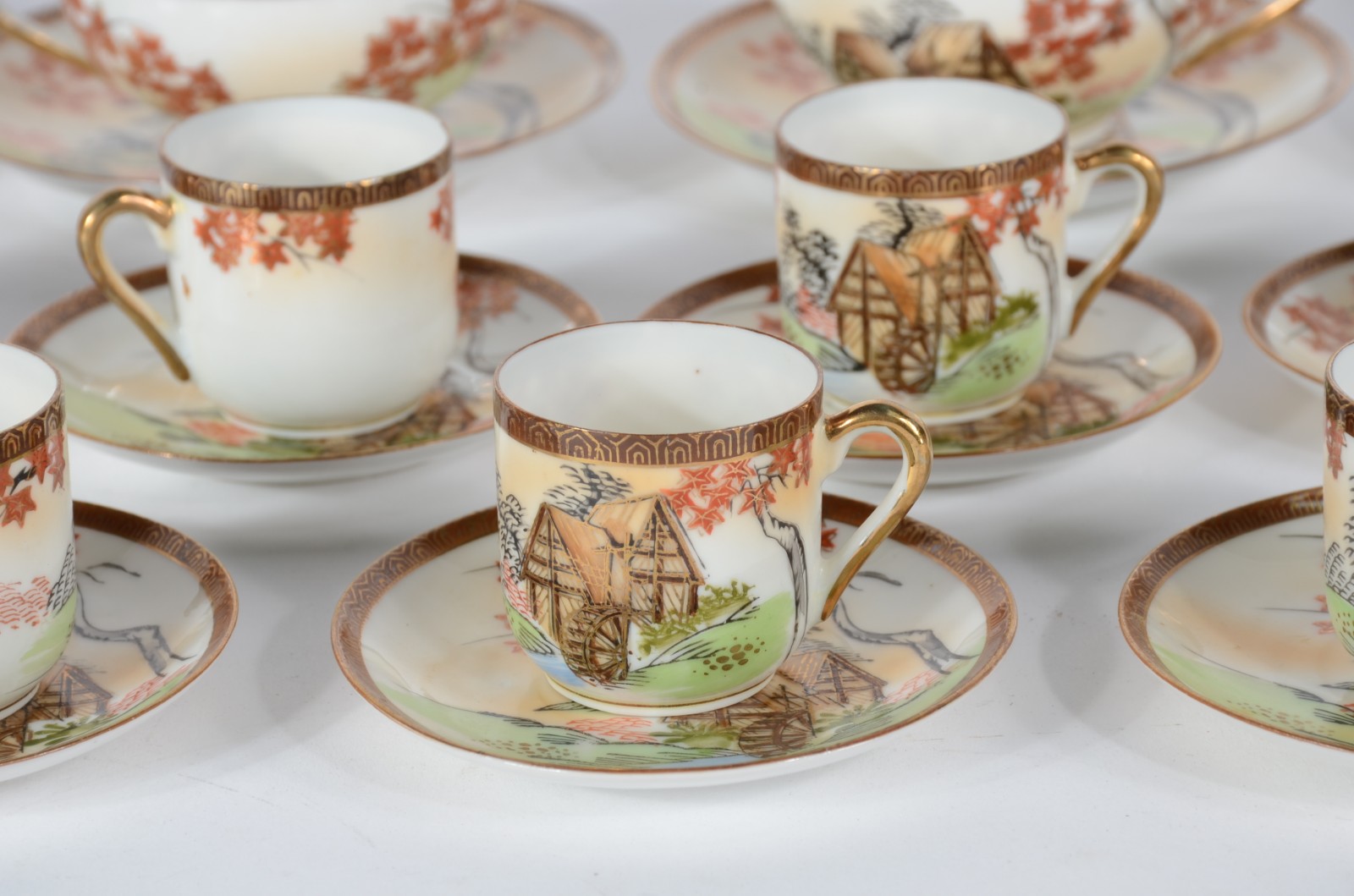 Conjunto com 4 xícaras de chá com pires e 7 xícaras de café com pires... - foto 4 de 6