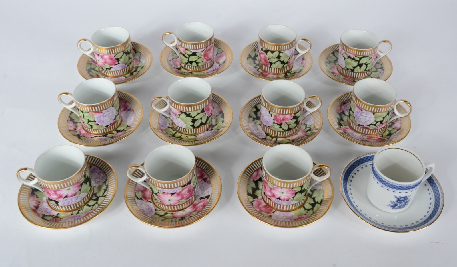 Conjunto com 11 xícaras de café com pires (duas delas com bicado) com... - foto 1 de 7