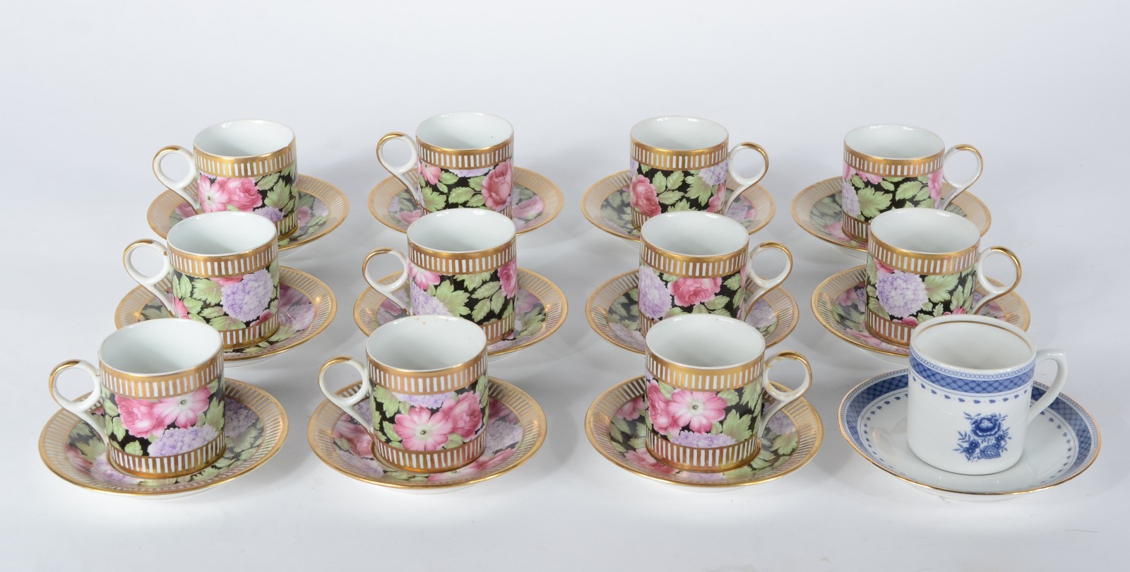 Conjunto com 11 xícaras de café com pires (duas delas com bicado) com... - foto 2 de 7