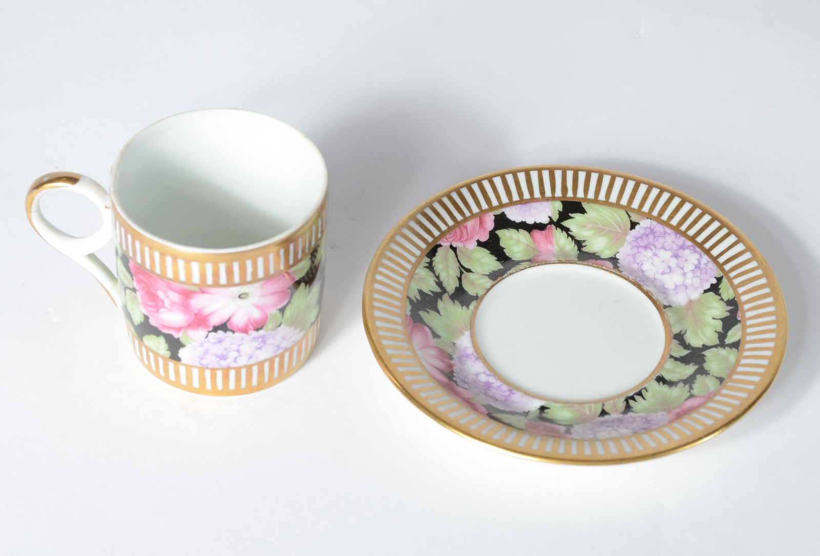 Conjunto com 11 xícaras de café com pires (duas delas com bicado) com... - foto 3 de 7