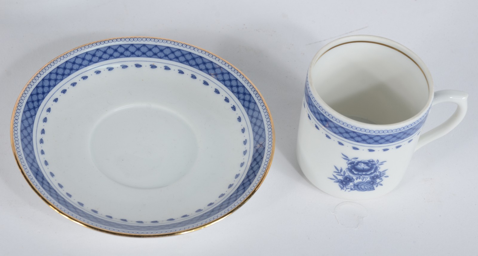 Conjunto com 11 xícaras de café com pires (duas delas com bicado) com... - foto 4 de 7
