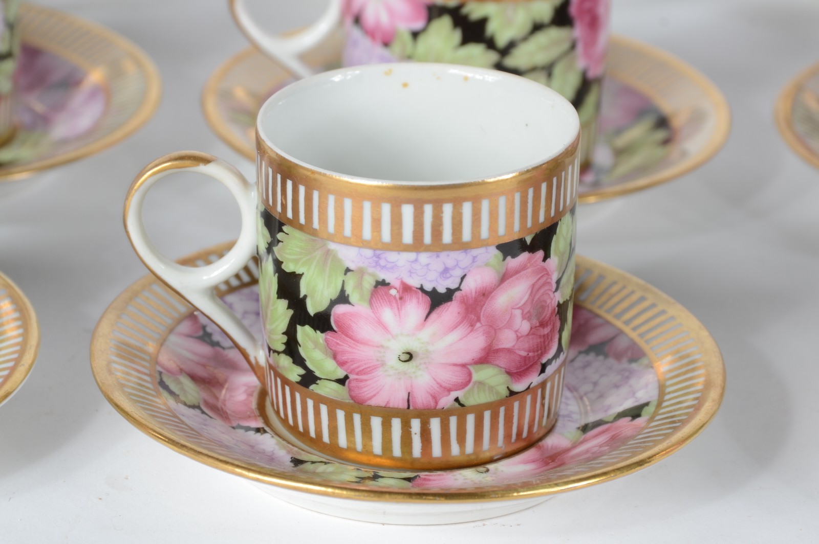 Conjunto com 11 xícaras de café com pires (duas delas com bicado) com... - foto 5 de 7