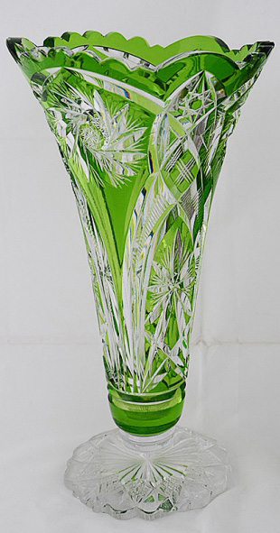 Vaso de cristal double verde lapidado. Altura 31 cm (com bicados).