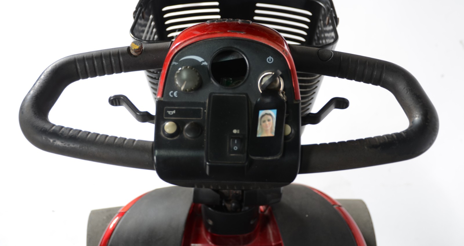 Cadeira motorizada Kapra na cor vermelha e preto. (bateria não está... - foto 6 de 11