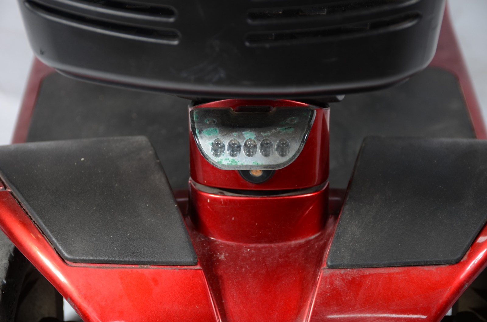 Cadeira motorizada Kapra na cor vermelha e preto. (bateria não está... - foto 9 de 11
