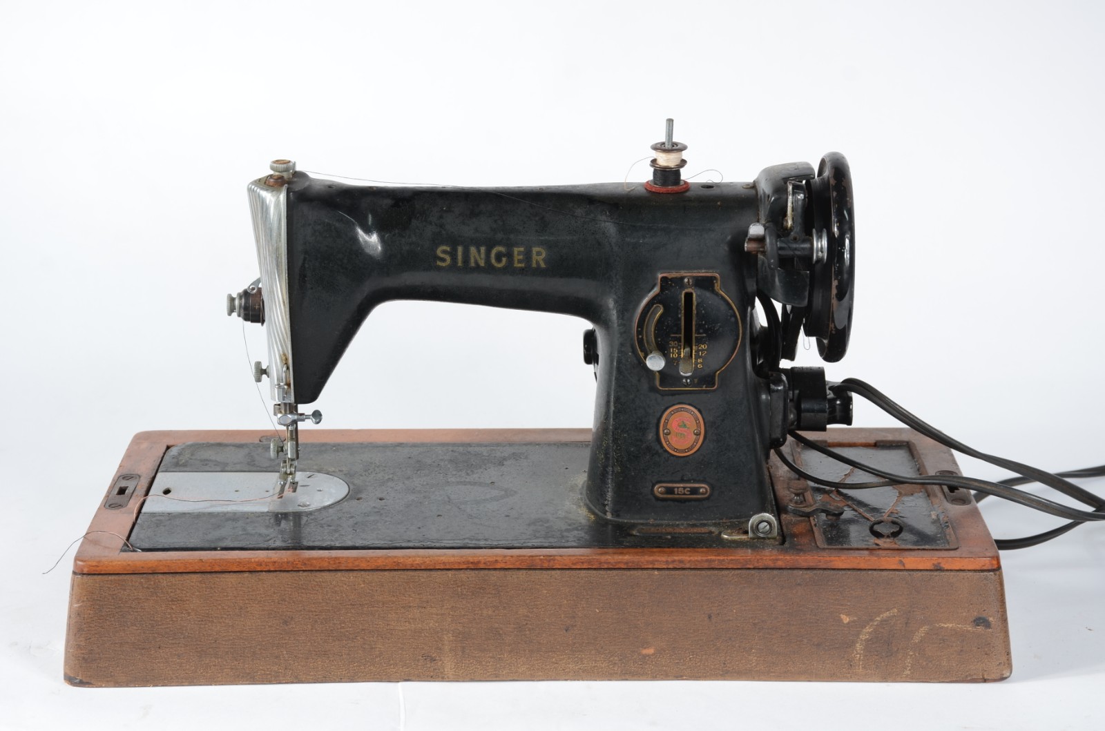 Máquina de costura Singer portátil, no estojo. - foto 2 de 11
