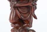 Duas peças, sendo: mini biombo oriental de cort... - Duas peças, sendo: mini biombo oriental de cortiça e lacca; e, escultura de madeira representando figura masculina com crianças e peixe na base....