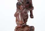 Duas peças, sendo: mini biombo oriental de cort... - Duas peças, sendo: mini biombo oriental de cortiça e lacca; e, escultura de madeira representando figura masculina com crianças e peixe na base....