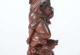 Duas peças, sendo: mini biombo oriental de cort... - Duas peças, sendo: mini biombo oriental de cortiça e lacca; e, escultura de madeira representando figura masculina com crianças e peixe na base....