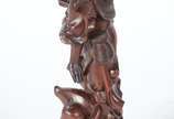 Duas peças, sendo: mini biombo oriental de cort... - Duas peças, sendo: mini biombo oriental de cortiça e lacca; e, escultura de madeira representando figura masculina com crianças e peixe na base....