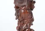 Duas peças, sendo: mini biombo oriental de cort... - Duas peças, sendo: mini biombo oriental de cortiça e lacca; e, escultura de madeira representando figura masculina com crianças e peixe na base....