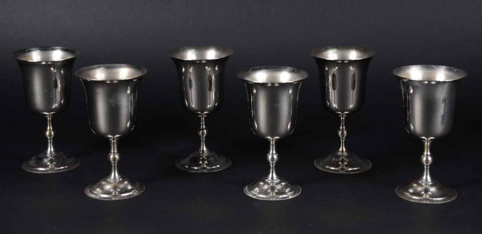 Conjunto com 6 taças para vinho de metal prateado. - foto 1 de 5