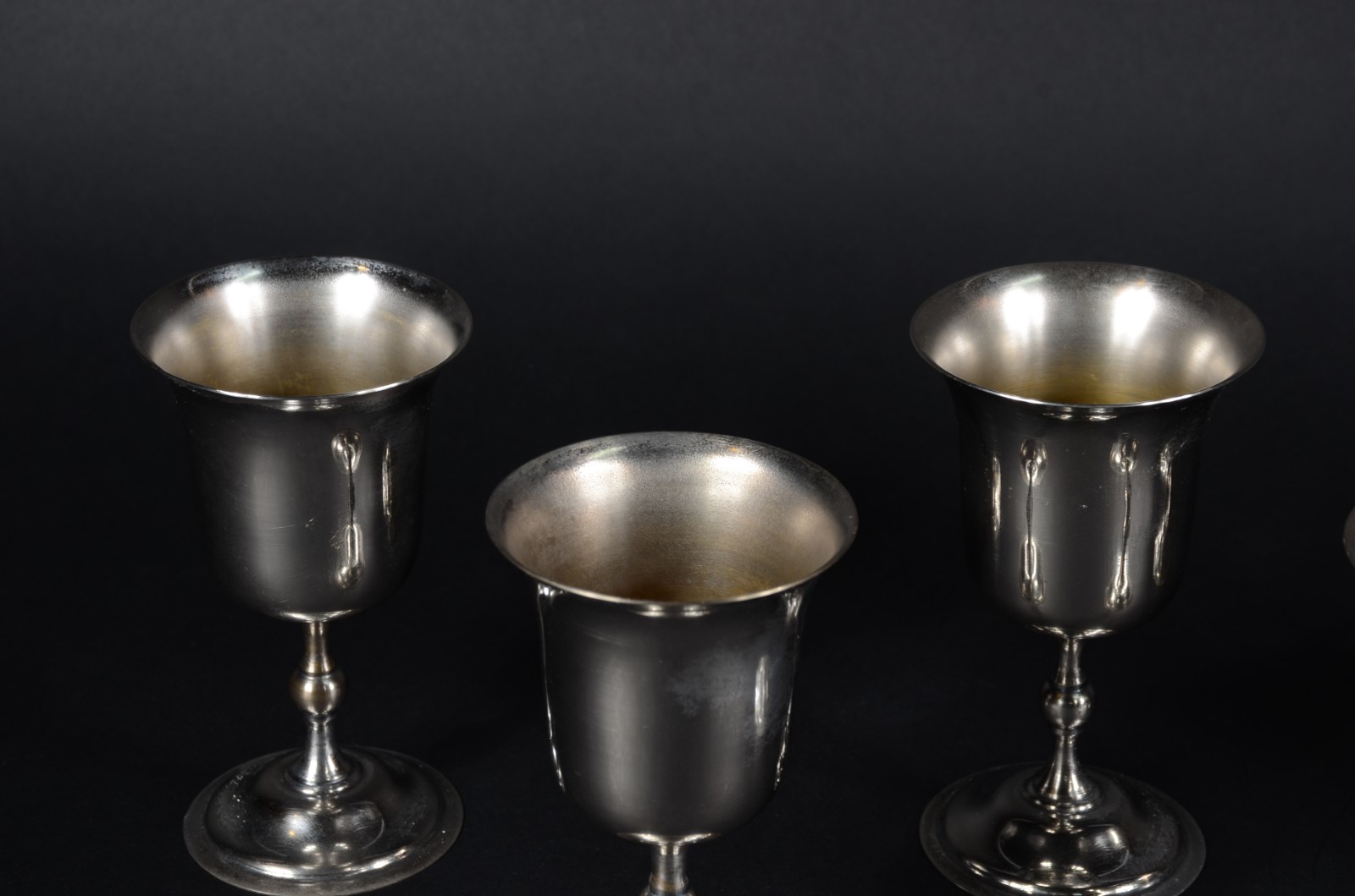 Conjunto com 6 taças para vinho de metal prateado. - foto 2 de 5