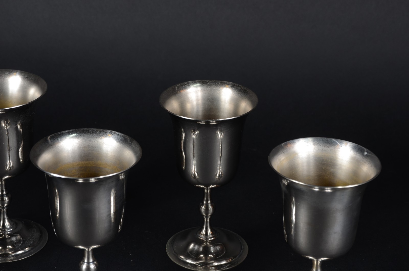 Conjunto com 6 taças para vinho de metal prateado. - foto 3 de 5