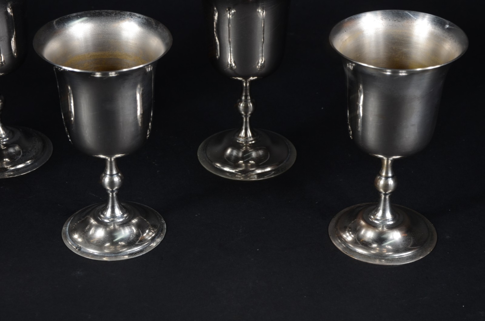 Conjunto com 6 taças para vinho de metal prateado. - foto 4 de 5