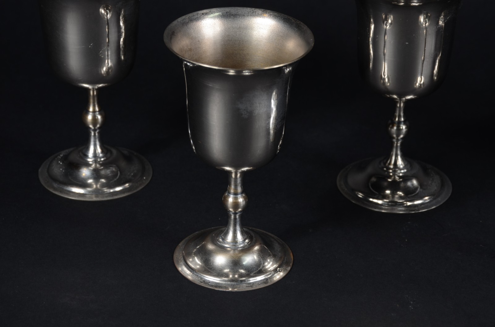 Conjunto com 6 taças para vinho de metal prateado. - foto 5 de 5