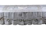 Toalha de mesa de linho bordado português da Il... - Toalha de mesa de linho bordado português da Ilha da Madeira, acompanham 12 guardanapos. Pequenas manchas.