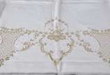 Toalha de mesa de linho bordado português da Il... - Toalha de mesa de linho bordado português da Ilha da Madeira, acompanham 12 guardanapos. Pequenas manchas.