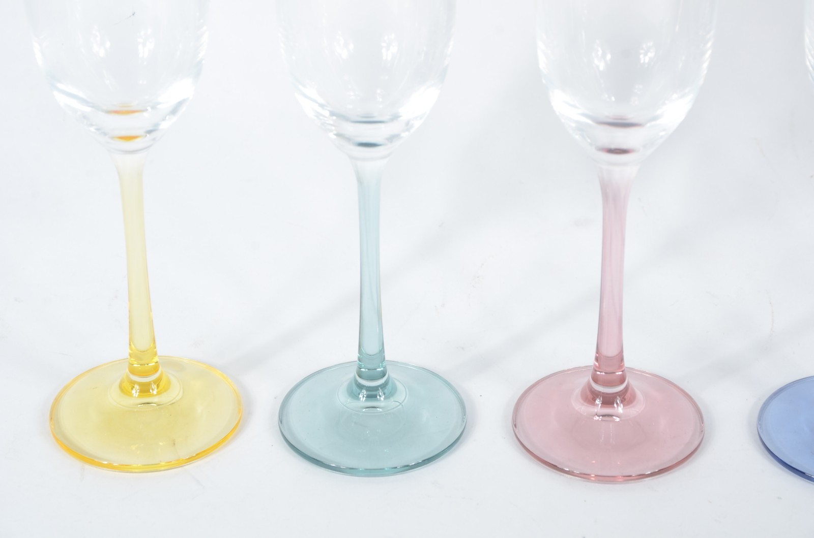 Seis flutes de cristal para champagne, 190 ml., pés coloridos. - foto 4 de 5
