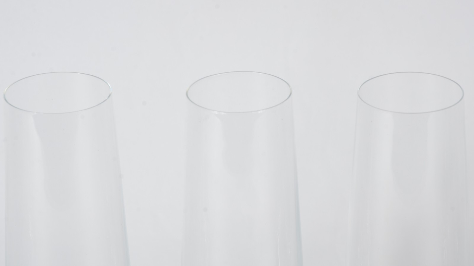 Seis flutes de cristal para champagne, 190 ml., pés coloridos. - foto 2 de 5