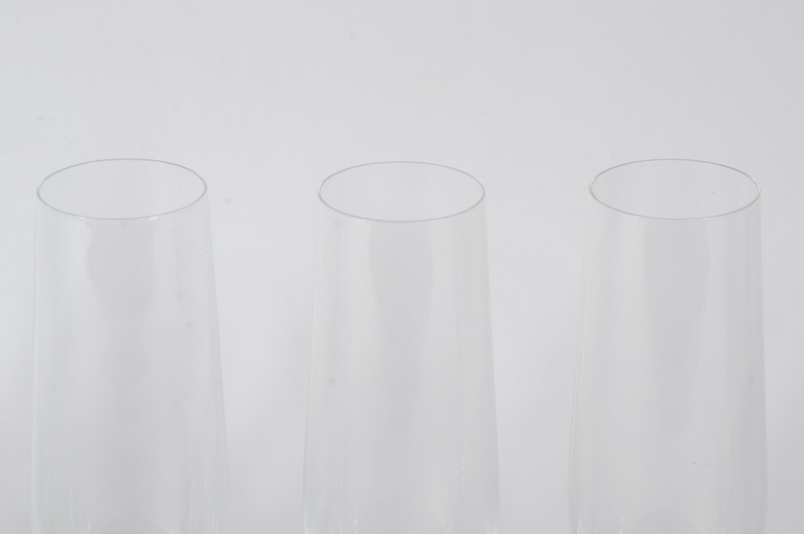 Seis flutes de cristal para champagne, 190 ml., pés coloridos. - foto 3 de 5