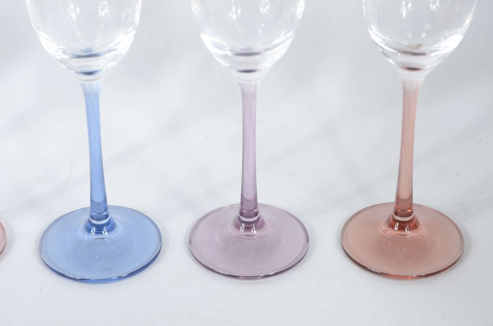 Seis flutes de cristal para champagne, 190 ml., pés coloridos. - foto 5 de 5