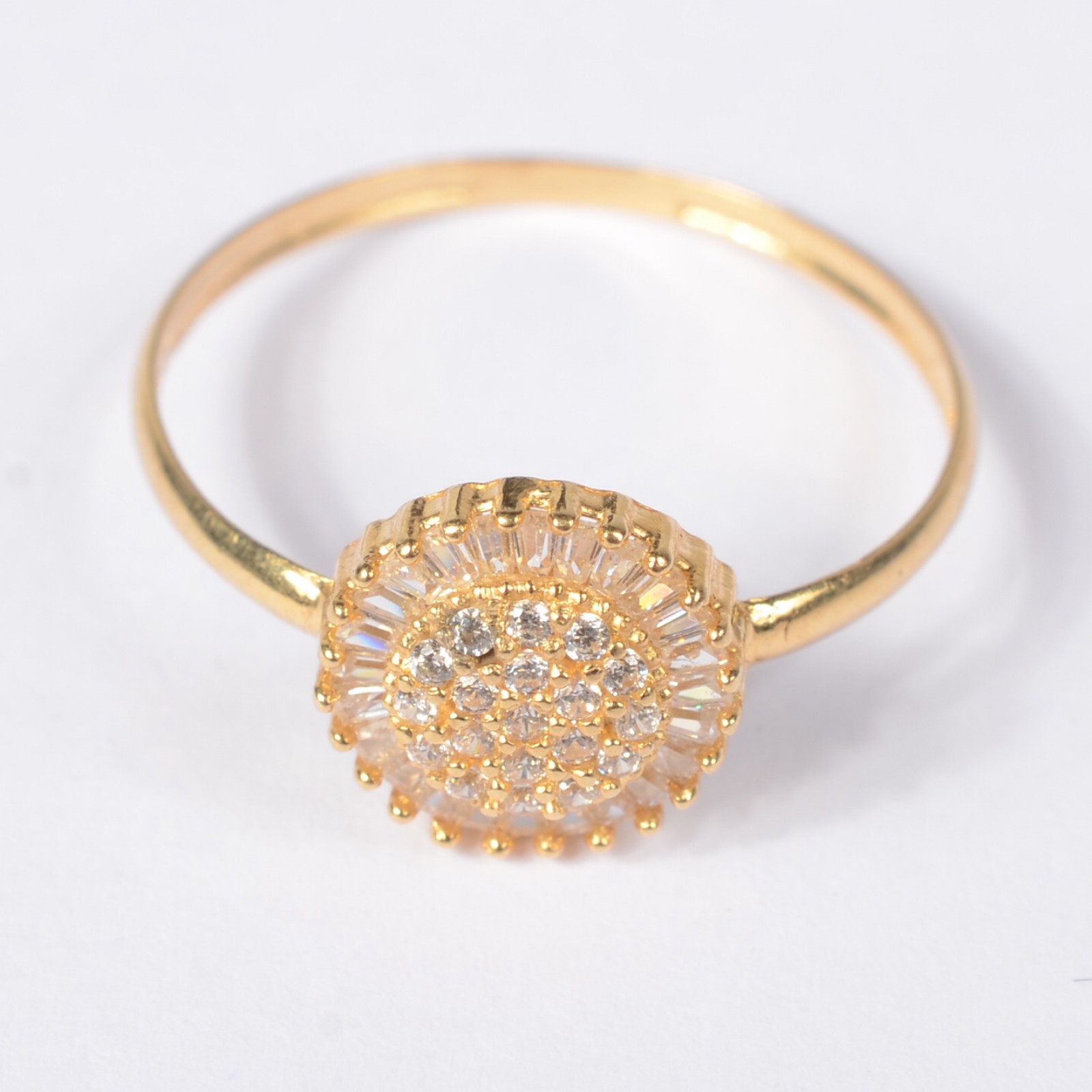 Anel de ouro 18 k., contraste 750 mls cravejado com safiras brancas... - foto 1 de 6