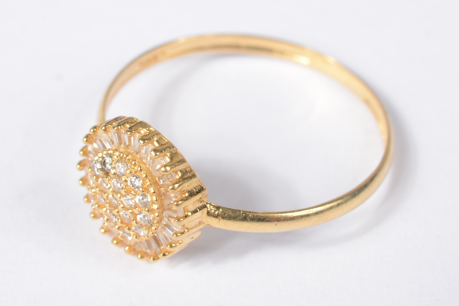Anel de ouro 18 k., contraste 750 mls cravejado com safiras brancas... - foto 2 de 6